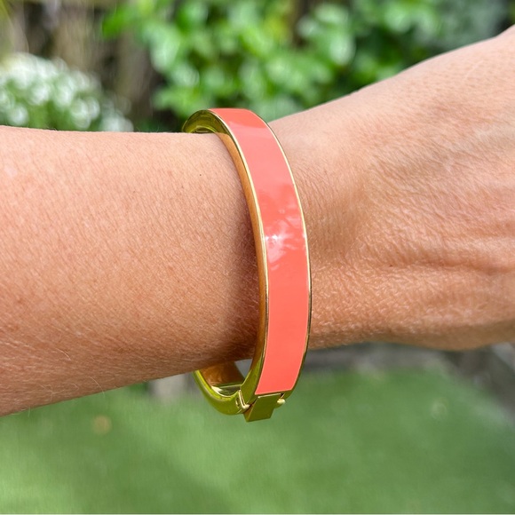 ✨NWOT J Crew preppy bright coral enamel & gold tone bangle. Size M, snap close - Picture 2 of 5